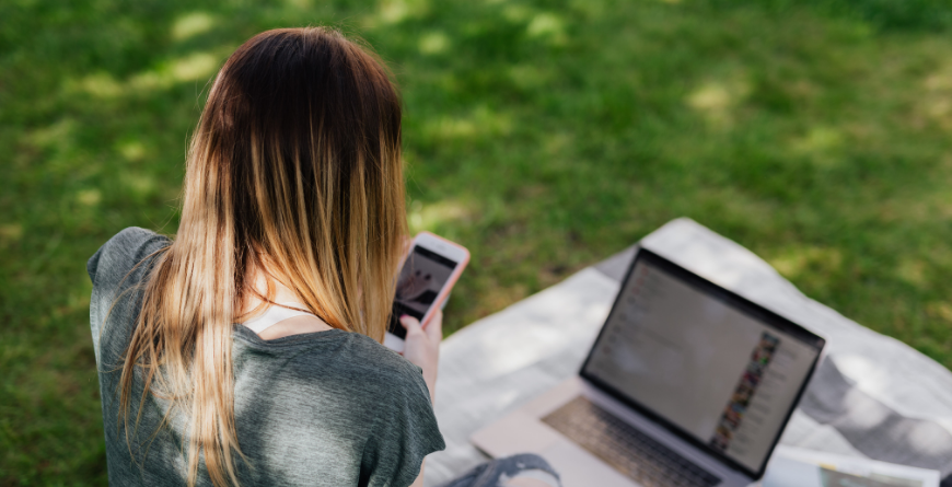 Safer Internet Day | Persona che naviga sul web